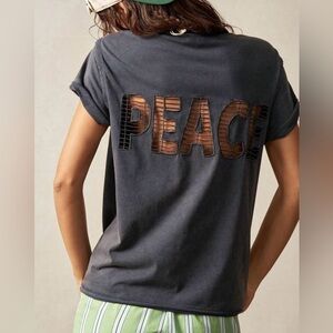 Preloved graphic PEACE t-shirt. Color: gray. Size: M